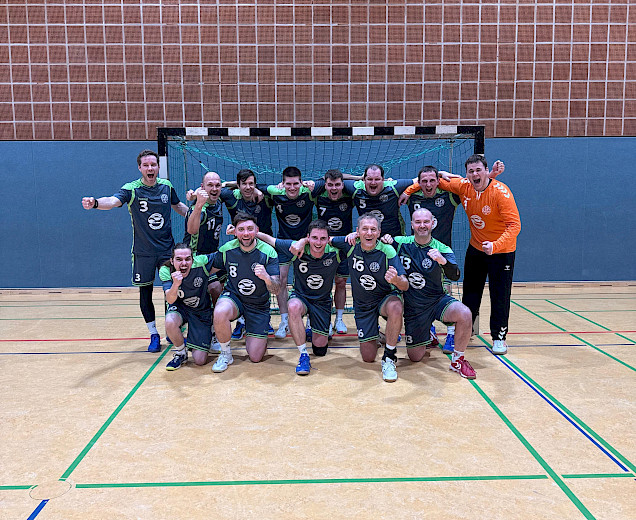 Die Handballherren stehen im Tor und freuen sich über den Sieg gegen Dollern 2