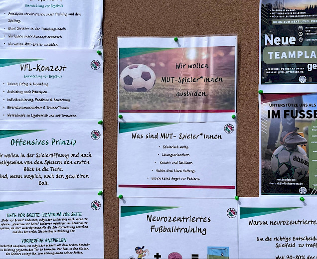 Stellwand der Fußballer mit Informationen Stellwand der Fußballer mit Informationen