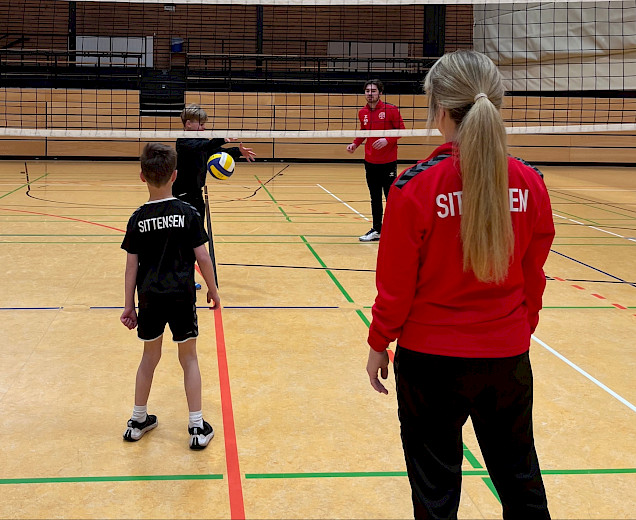 Volleyballfeld mit zwei Trainrn und 2 Kindern Volleyballfeld mit zwei Trainrn und 2 Kindern