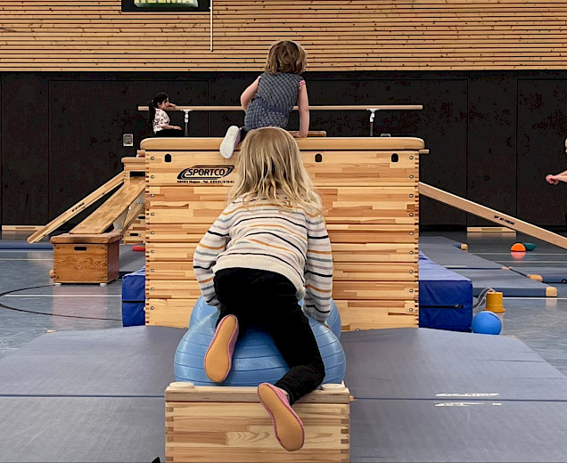 Kinder krabbeln über die Bewegungslandschaft Kinder krabbeln über die Bewegungslandschaft