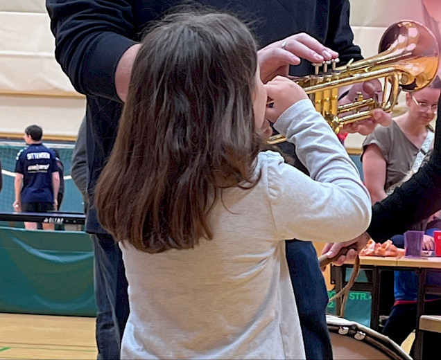 Ein Kind spielt Trompete Ein Kind spielt Trompete