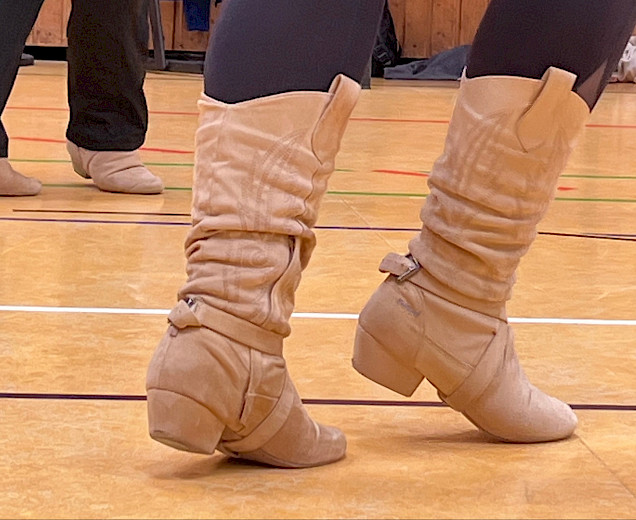 Ein paar Tanzstiefel in Bewegung Ein paar Tanzstiefel in Bewegung