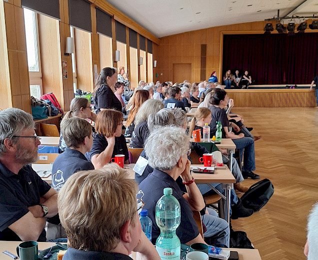 Ein Foto der Zuschauerinnen an den Tischen Ein Foto der Zuschauerinnen an den Tischen
