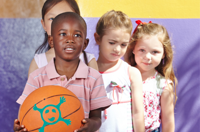 Kinder stehen hintereinander, erstes Kind hält Ball