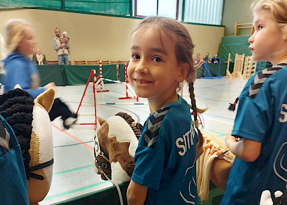 Kind mit Hobby Horse Kind mit Hobby Horse